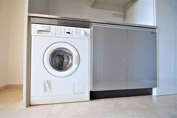 画像15:ＩＨコンロの下部にはドラム式洗濯乾燥機が備え付けであります。