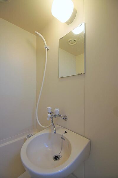 画像16:浴室には使い勝手の良い洗面台も完備