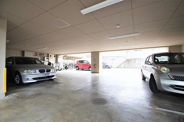 画像27:敷地内平置き駐車場、空き状況要確認。