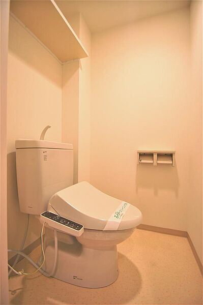 画像17:トイレは温水洗浄機能付きです。上部に小棚があります。