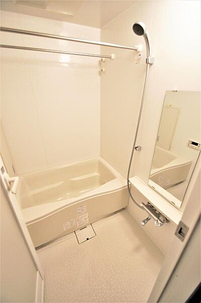 画像16:キレイに清掃されている浴室は大きめの鏡と浴室乾燥用のポールが２本あり。