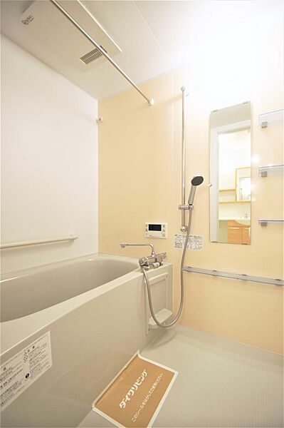 画像16:大きな鏡付きのお風呂です。追焚・浴室乾燥・暖房・24時間換気機能付きです。
