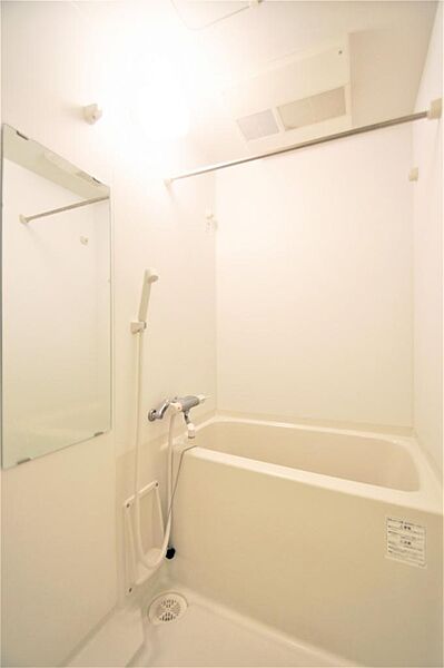 画像17:鏡付きのお風呂です。浴室乾燥機能付きです。