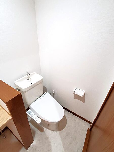画像20:トイレは温水洗浄機能付きです。