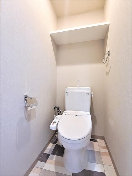 画像17:トイレは温水洗浄機能付きです。上部にトイレットペーパーなどが置ける小棚があります。