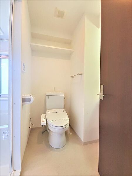 画像16:トイレは温水洗浄機能付きです。上部に小棚もあります。