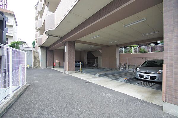 画像28:敷地内駐車場。屋根付きのスペースもあります。