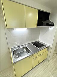 2口IHコンロ付きシステムキッチン、収納も充実しております。