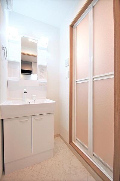 画像18:洗面所にはシャワー付き洗面化粧台があります。