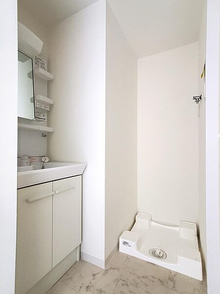 画像16:洗面所には洗面化粧台、洗濯機置き場があります。防水パンは備え付けです。