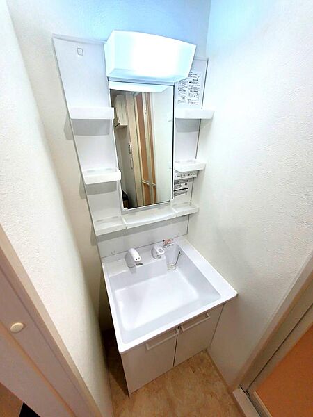 画像15:洗面所には洗面所には洗面化粧台、洗濯機置き場があります。身だしなみを整える際に便利です。