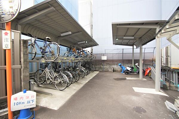 画像28:屋根付駐輪場。バイクは50cc以下限定です。51cc以上は大きさに関わらず駐輪不可。