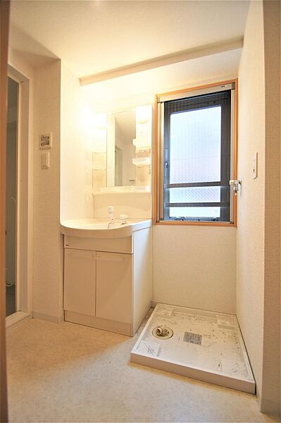 画像18:洗面所には洗面化粧台・洗濯機置き場があります。防水パンは備え付けです。