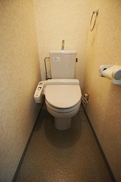 画像13:トイレは温水洗浄便座。
