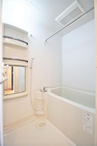 画像12:大きな鏡付きのお風呂です。追焚機能も付いております。