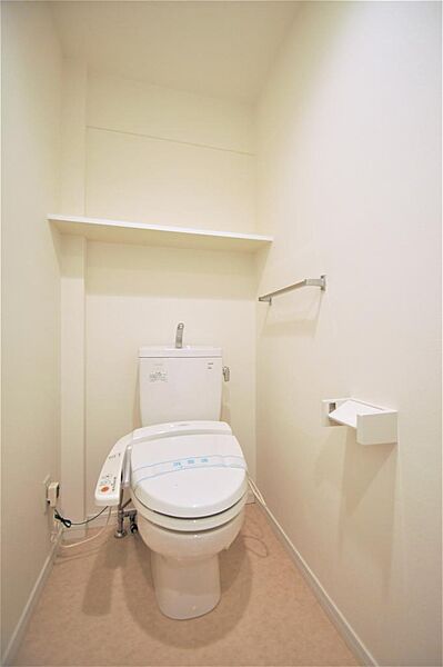 画像17:トイレは温水洗浄機能付きです。小棚もあります。
