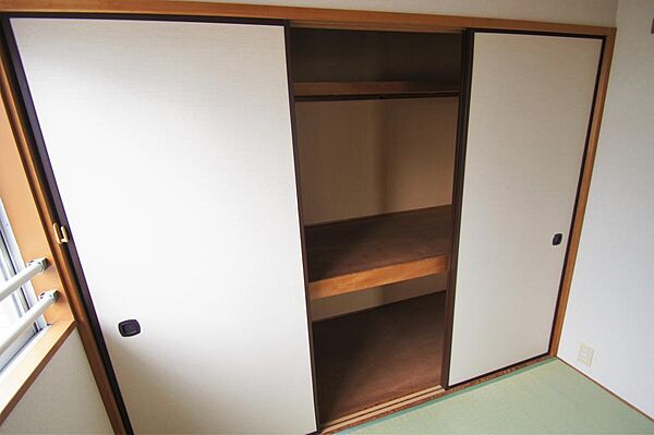 画像8:和室にある押入れは大きく沢山収納できます。