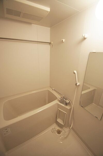 画像16:嬉しい鏡付きのお風呂です。浴室乾燥機能付きです。