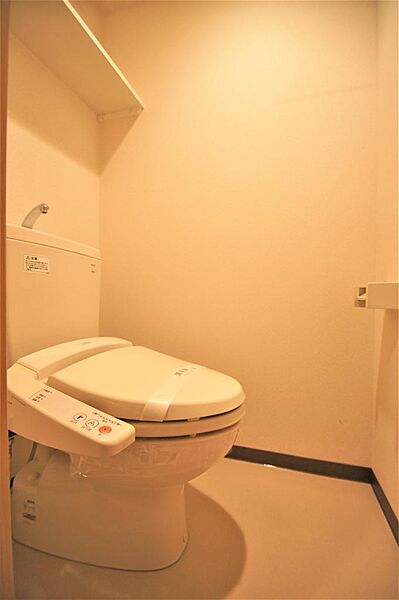 画像15:トイレは温水洗浄機能付。小棚もあります。