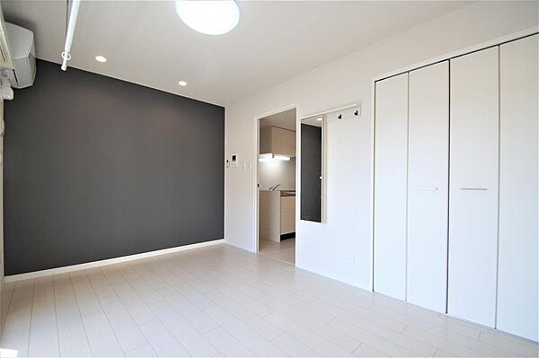 画像3:洋室7帖、白を基調とした明るい印象のお部屋です。