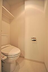 トイレは温水洗浄機能付きです。上部に小棚もあります。