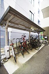 敷地内屋根付き駐輪場。