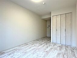 洋室8.3帖、照明器具は備え付けです。