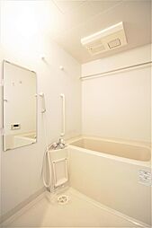 大きな鏡付きのお風呂です。追焚・浴室乾燥・暖房・２４時間換気機能付きです。