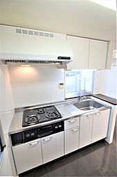 ３口ガスコンロ付きシステムキッチン、収納も充実しております。
