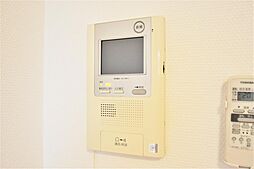 モニター付きインターホンで訪問者を確認できます。