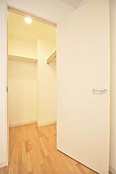 クローゼットは大きく物だけでなく洋服もスッキリ収納できます。