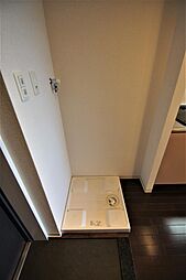 玄関横に洗濯機を設置するスペースがあります。