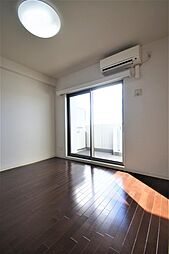 洋室7.2帖。バルコニーは南西向きです。