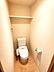 トイレ：トイレは温水洗浄機能付きです。
