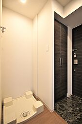 室内洗濯機置き場、防水パンは備え付けです。