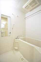 鏡付きのお風呂です。追焚機能も付いております。