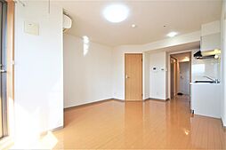 洋室10.8帖、照明器具は備え付けです。
