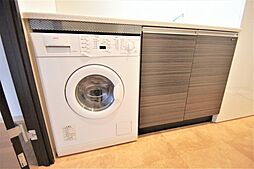 ＩＨコンロの下部にはドラム式洗濯乾燥機が備え付けであります。