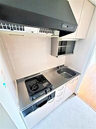 2口ガスコンロ・グリル付きシステムキッチン、収納も充実しております。