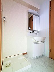 洗面所には洗面化粧台、洗濯機置き場があります。防水パンは備え付けです。