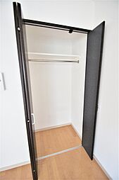奥行きのあるクローゼットは上部に棚があります。