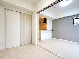 洋室3.4帖、照明器具は備え付けです。