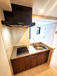 2口IHコンロ付きシステムキッチン、収納も充実しております。