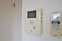 モニター付きインターホンがあり、訪問者を確認できます。