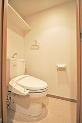 トイレは温水洗浄機能付きです。上部に小棚があります。