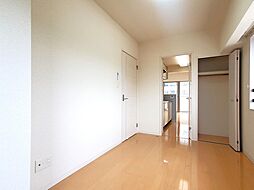 洋室5.3帖、照明器具は備え付けです。