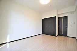洋室９帖、照明器具は備え付けです。