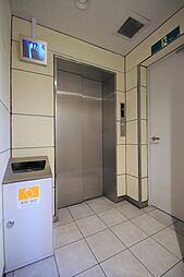 エレベーターはモニター付きです。
