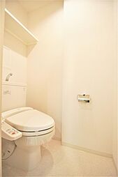 トイレは温水洗浄機能付きです。上部に小棚もあります。
