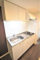 ２口ガスコンロ付きシステムキッチン、収納も充実しております。